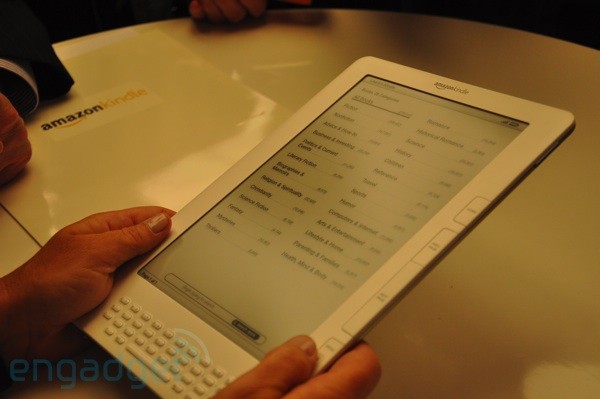 kindle-hands-001 kindle-hands-001