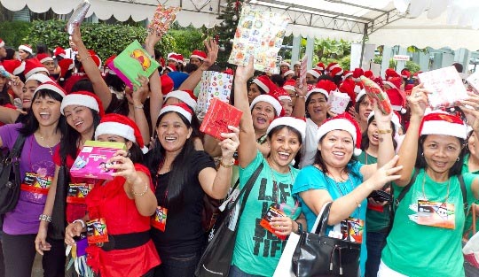 SingTel_Prepaid customers getting ready to exchange their presents